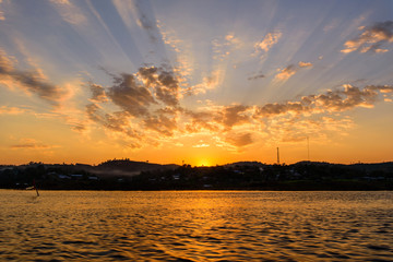 Naklejka premium Lake view in sunset time