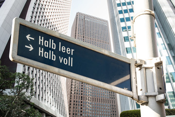 Schild 208 - Halb voll