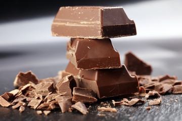 Dark chocolate stack, chips and powder