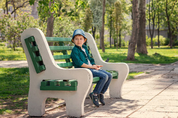Мальчик гуляет в парке © elenabarfoto
