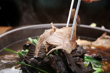 neungi beoseot ori baeksuk.  Boiled Duck with Scorched Rice