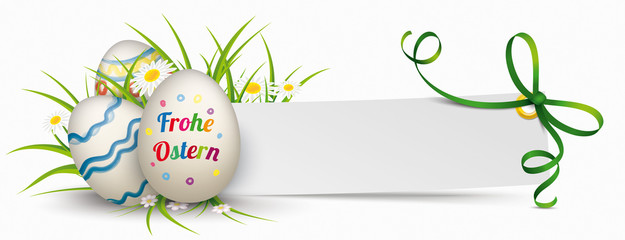 Fototapeta premium Ostereier mit Gras und Papierzettel mit Band