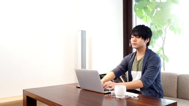 カフェでコーヒーを注文する男性