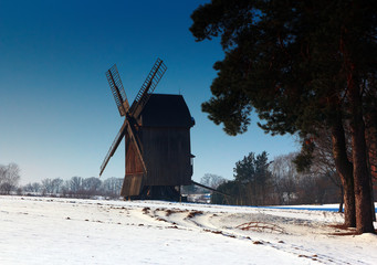 Zimowy Krajobraz Z Wiatrakiem © Wojciech Lisiński
