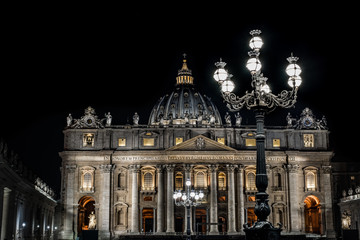 Naklejka premium square in St. Peter's basilica illuminated by night. Rome