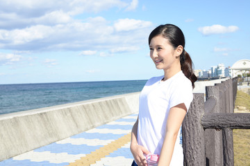 Fototapeta premium 海岸で寛ぐ女性