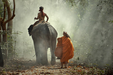 Buddhist monks marched peacefully to the Chang Thailand.