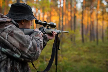 Abwaschbare Fototapete Jagd Jäger zielt mit Gewehr