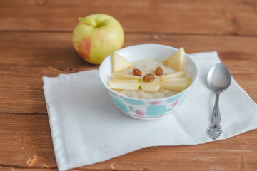 Овсяная каша оформленная в виде кота для малыша.