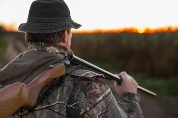 Abwaschbare Fototapete Jagd Jäger mit Gewehr über der Schulter