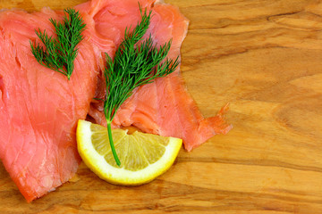 Fischkarte - Lachs mit Dill und Zitrone am Holzbrett mit Textfreiraum