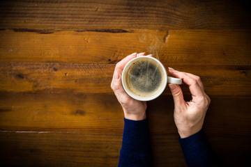 コーヒーを持つ女性