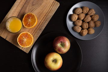 colazione: mele, noci e cerali