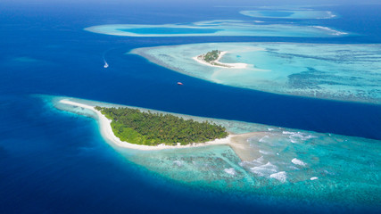 Small tropical island in Maldives atoll - obrazy, fototapety, plakaty
