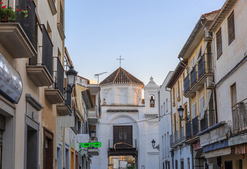 Obraz premium Widok na ulicę miasta z wieżą w tle, Santa Fe, Hiszpania