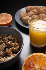 colazione: mele, noci e cerali