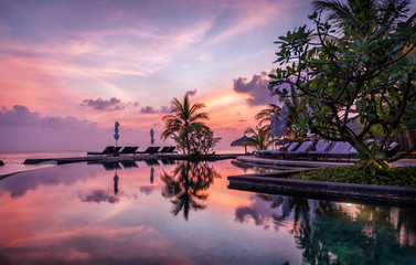 Reflektionen eines dramatischen Sonnenunterganges auf den Malediven