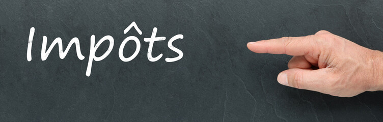 Obraz premium Impôts à la craie et montrer du doigt sur ardoise