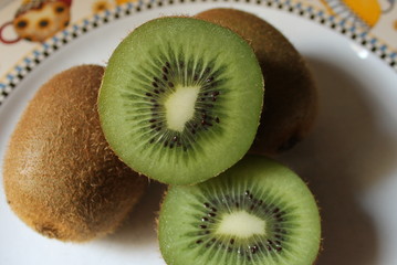 Kiwi fresco partido por la mitad