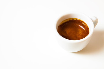 Naklejka premium cup of fresh espresso coffee on white desk, empty space on left