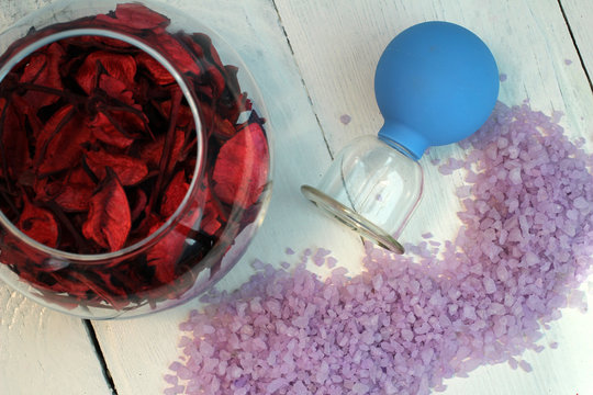 Баночка для массажа от целлюлита и похудения, ваза с лепестками роз, а также морская соль
