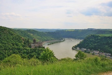 Obraz premium Rheintal mit Loreley und Burg Katz