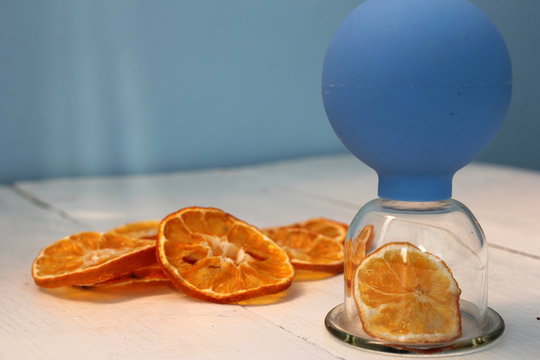 Массажер от целлюлита и дольки апельсинов