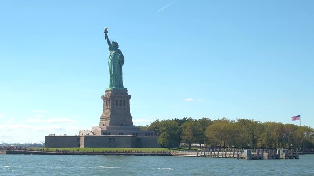 CLOSE UP: Magnificent Statue of Liberty on Liberty Island in sunny New York City