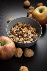 colazione: mele, noci e cereali
