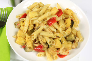 poêlée de pâtes au poulet et légumes