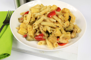 poêlée de pâtes au poulet et légumes