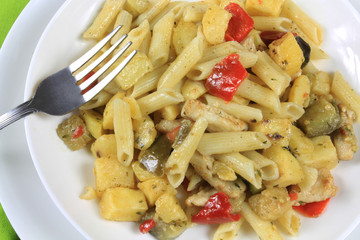 poêlée de pâtes au poulet et légumes