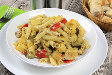 poêlée de pâtes au poulet et légumes