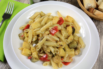 poêlée de pâtes au poulet et légumes
