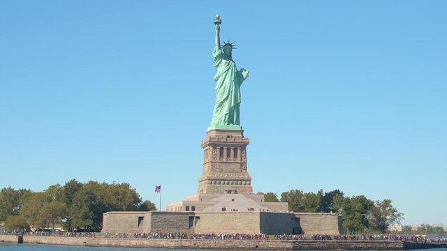 CLOSE UP: Long queue forming at the entrance to the iconic Statue of Liberty, NY