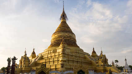 Fototapeta premium Beautiful Khuthodaw Pagoda, Mandalay, Myanmar