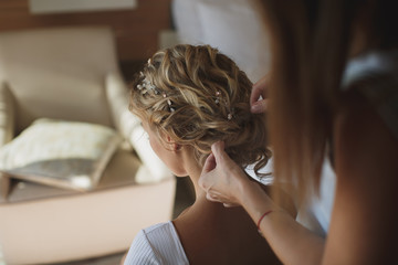 Stylist makes hair the bride