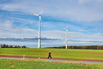 Nordic Walking unter Windrädern