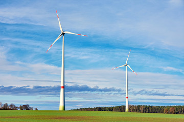 Windenergieanlagen vor imposanten Wolkenhimmel