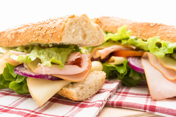Panini con fesa di tacchino, formaggio e verdure