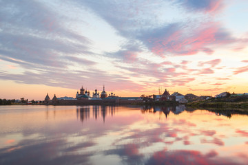 Вид на Соловецкий монастырь во время заката солнца со Святого озера