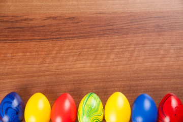 Ostereier in einer Reihe mit Textfreiraum