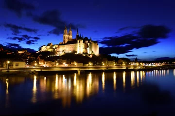 Papier Peint photo autocollant Château Albrechts castle in Meissen / Germany at night with reflections in the Elbe river