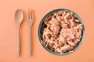 Türaufkleber canned tuna isolated on orange background / Canned soy free albacore white meat tuna packed in water © ooddysmile