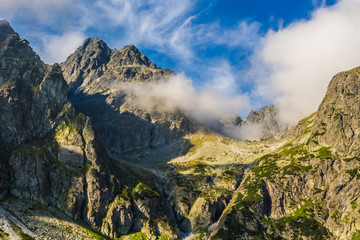 Górskie szczyty na tle chmur. Krajobraz Słowackich Tatr. 