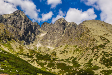 Fototapeta na wymiar Górskie szczyty na tle chmur. Słowackie tatry. Górski krajobraz.