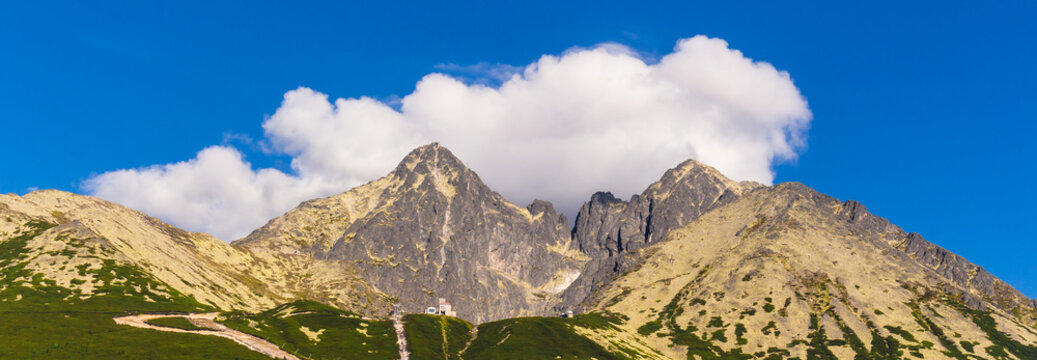 Fototapeta Słowackie tatry. Szczyt Łomnica na tle chmur.