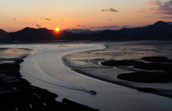 sunset beach, beautiful golden evening glow in the suncheon bay