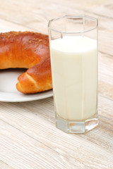 rogal maślany z mlekiem