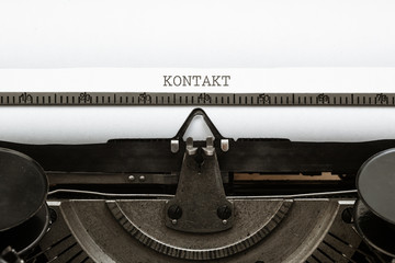 Kontakt, Text auf Papier in alter Schreibmaschine